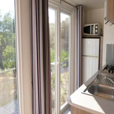 Mobil Home Aqua 3 Chambres 6 Personnes Terrasse Semi-Couverte Clim TV - Les cigales : cuisine avec réfrigérateur et micro-ondes