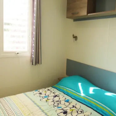 Mobil Home Aqua 3 Chambres 6 Personnes Terrasse Semi-Couverte Clim TV - Les cigales : lit avec literie colorée
