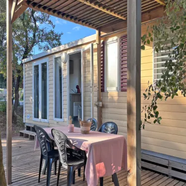 Mobil Home Aqua 3 Chambres 6 Personnes Terrasse Semi-Couverte Clim TV - Les cigales, terrasse avec table et chaises