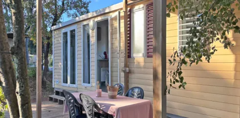 Mobil Home Aqua 3 Chambres 6 Personnes Terrasse Semi-Couverte Clim TV - Les cigales, terrasse avec table et chaises