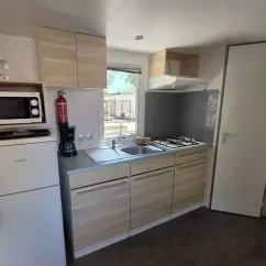 Mobil Home Aqua 2 Chambres 4 Personnes Terrasse semi-couverte Clim - Domaine de Chaussy : cuisine équipée
