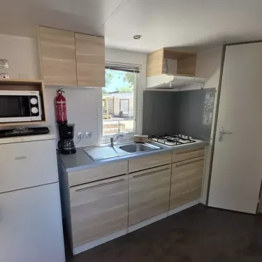 Mobil Home Aqua 2 Chambres 4 Personnes Terrasse semi-couverte Clim - Domaine de Chaussy : cuisine équipée