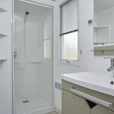 Salle de bain avec douche et lavabo Mobil Home Aqua 3 Chambres 6 Personnes Clim - Domaine de Kermario
