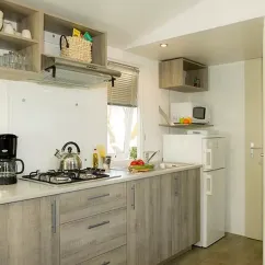 Cuisine équipée dans Mobil Home Aqua 2 chambres 4 Adultes et 2 Enfants Terrasse semi-couverte - Domaine de Ker'Ys