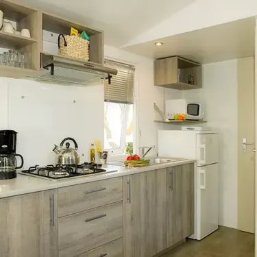 Cuisine équipée dans Mobil Home Aqua 2 chambres 4 Adultes et 2 Enfants Terrasse semi-couverte - Domaine de Ker'Ys