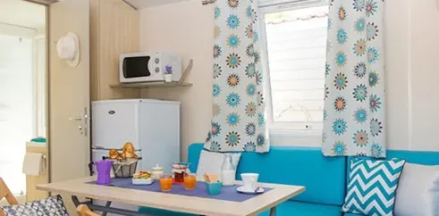 Mobil Home Aqua 2 chambres - Domaine de Ker'Ys : cuisine et salle à manger