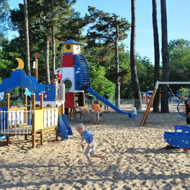 Photo camping Le Palace : parc d'attractions en bois sur sable