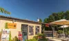 Établissement de snack et vente à emporter au Camping Le Mas de Sireuil, avec tables et parasols.