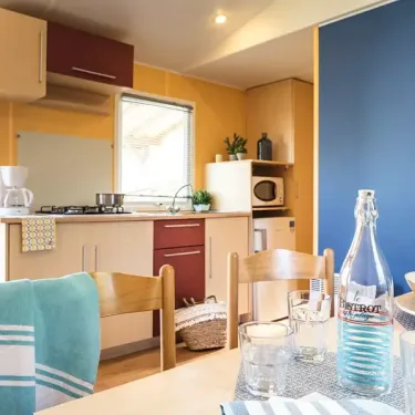 Mobil Home Aqua 2 chambres - Le Mas de Sireuil : cuisine équipée