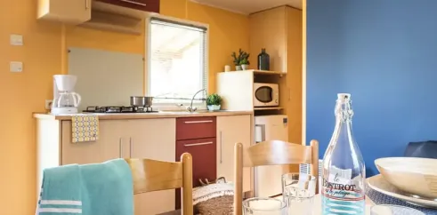 Mobil Home Aqua 2 chambres - Le Mas de Sireuil : cuisine équipée