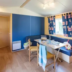 Mobil Home Aqua 2 chambres - Le Mas de Sireuil : salle à manger avec canapé