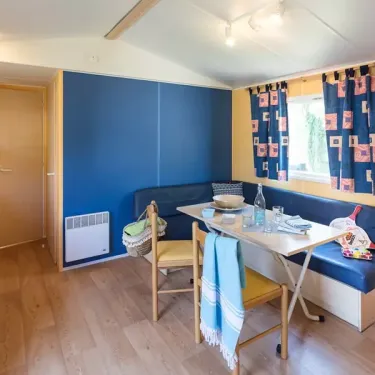 Mobil Home Aqua 2 chambres - Le Mas de Sireuil : salle à manger avec canapé
