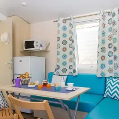 Mobil Home Aqua 2 chambres - cuisine et canapé bleu