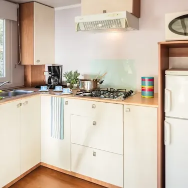 Cuisine du mobil home avec plancha, réfrigérateur et évier, Le Soleil des Landes