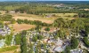 Vue aérienne du camping Moulin de Kermaux avec mobile homes et piscine