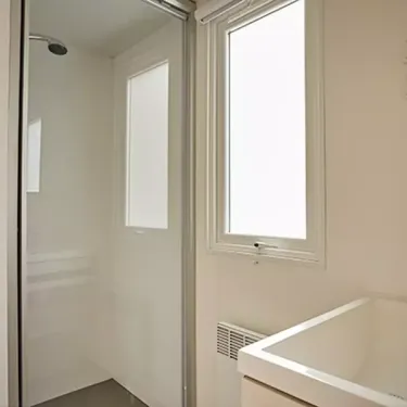 Salle de bain avec douche, fenêtre et lavabo - Mobil Home Aqua 3 Chambres 6 Personnes Terrasse semi-couverte - Moulin de Kermaux