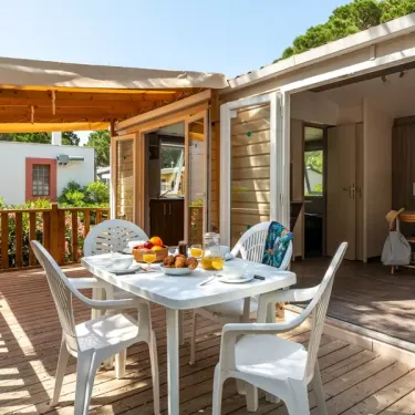 Mobil Home Aqua - Terrasse semi-couverte avec table et chaises
