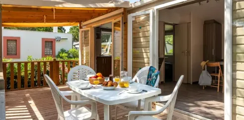 Mobil Home Aqua - Terrasse semi-couverte avec table et chaises