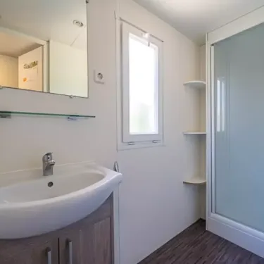 Mobil Home Aqua - Salle de bain avec lavabo et douche