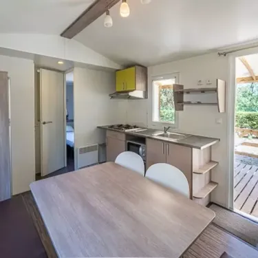 Mobil Home Aqua 2 chambres : cuisine et salle à manger avec table et chaises