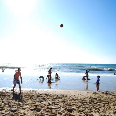 Photo camping Le Palace : enfants jouent au beach volley sur plage