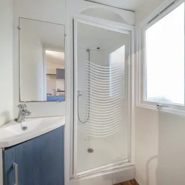 MH Classique 2CH - 4P - Camping Les Mizottes - salle de bain avec douche et lavabo