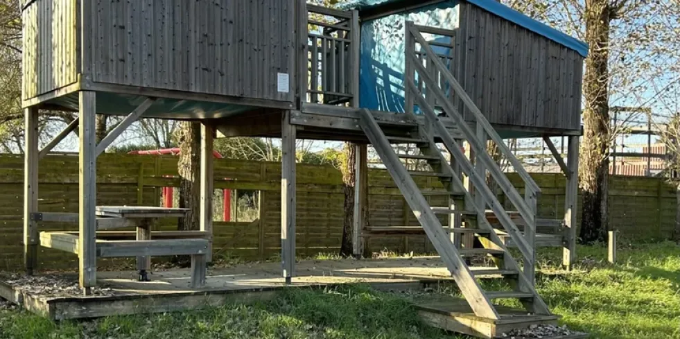 Cabane Pilotes 2 chambres 4 personnes - Camping Les Mizottes, cabane en bois avec escalier