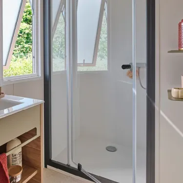 Mobil Home Aqua 2 chambres 4/6 personnes - Camping La Vallée des Vignes, salle de bain avec douche vitrée