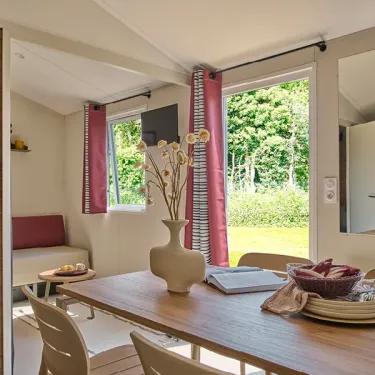 Mobil Home Aqua 2 chambres 4/6 personnes - Camping La Vallée des Vignes, salle à manger avec table et chaises