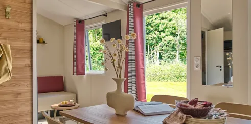 Mobil Home Aqua 2 chambres 4/6 personnes - Camping La Vallée des Vignes, salle à manger avec table et chaises