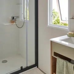 Salle de bain du Mobil Home Aqua 3 Chambres à Camping La Vallée des Vignes
