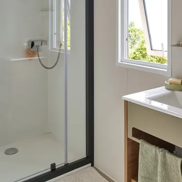Salle de bain du Mobil Home Aqua 3 Chambres à Camping La Vallée des Vignes