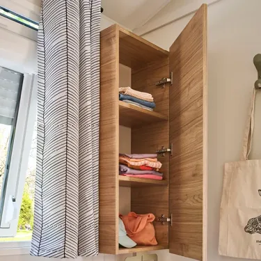Mobil Home Aqua 2 Chambres 4/6 Personnes Terrasse semi-couverte Clim TV - Camping La Marmotte : armoire en bois avec vêtements pliés