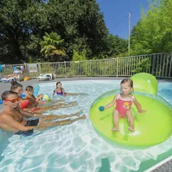 Famille au piscine Camping La Clairière
