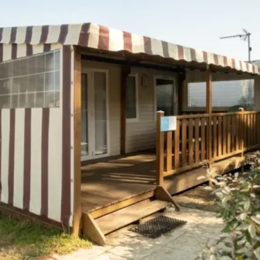 Mobil Home Eco 3CH - 6P - Camping du Bord de Mer avec toit rayé et balcon en bois