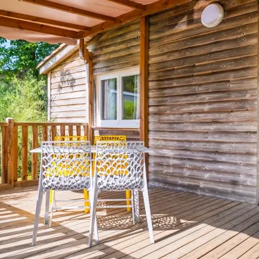 Chalet 2CH - 4P - terrasse en bois avec chaises