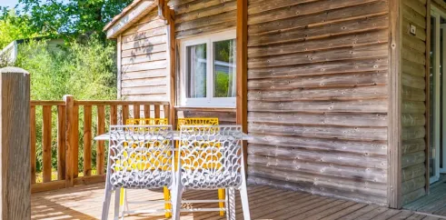 Chalet 2CH - 4P - terrasse en bois avec chaises