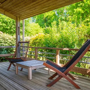 Chalet 2CH - 4P (S) - Camping Le Paradis, terrasse avec chaises et table
