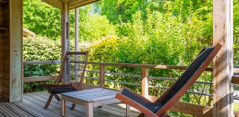 Chalet 2CH - 4P (S) - Camping Le Paradis, terrasse avec chaises et table