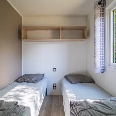 Chambre double avec fenêtre dans le mobil home Camping Le Paradis