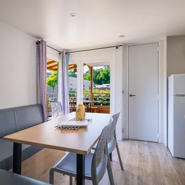 Salle à manger du mobil home avec table et chaises Camping Le Paradis