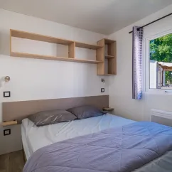 Chambre dans le mobil home Le Paradis, lit double, étagères murales