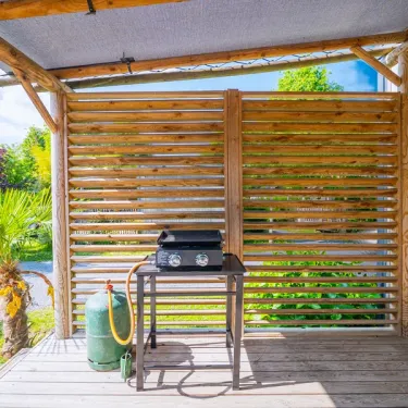 Terrasse avec barbecue du Mobil Home Margaux 2CH - 4P (S) - Camping Le Paradis