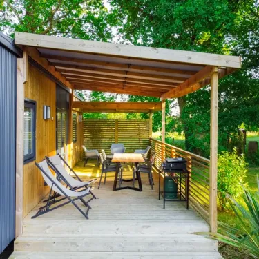 Mobil Home Saint-Estephe 2CH - 4P - Camping Le Paradis - Terrasse en bois avec chaises longues et table