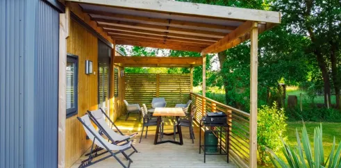 Mobil Home Saint-Estephe 2CH - 4P - Camping Le Paradis - Terrasse en bois avec chaises longues et table