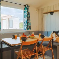 Salle à manger dans le Cottage Luxe 2 SDB - Camping Le Paradis
