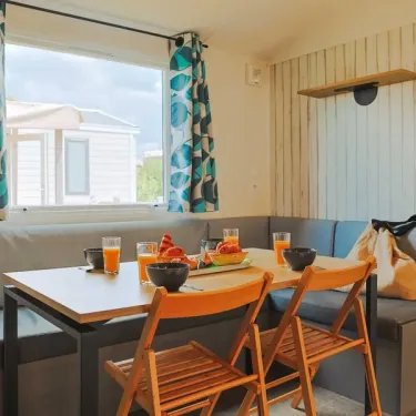 Salle à manger dans le Cottage Luxe 2 SDB - Camping Le Paradis