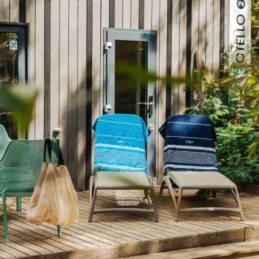 Terrasse avec chaises longues dans le Cottage Luxe 2 SDB - Camping Le Paradis