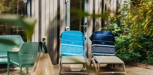 Terrasse avec chaises longues dans le Cottage Luxe 2 SDB - Camping Le Paradis