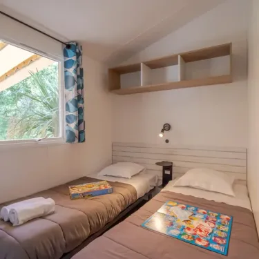 Chambre du cottage Prestige 3CH - 6P - Camping Le Paradis avec deux lits
